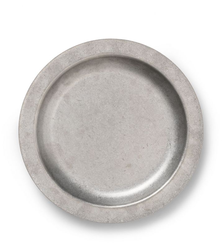 Ferm Living Tumbled Plate, runder Campingteller aus Metall für Picknick und Outdoor-Abenteuer, Draufsicht.